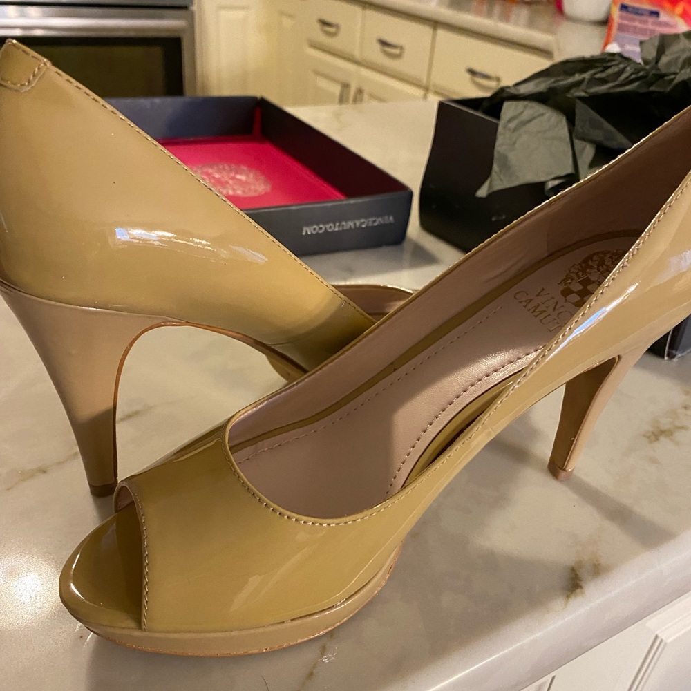 Vince Camuto 7.5 Tan peep toe heels